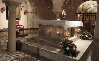 Το «μάννα» του Αγίου Νικολάου που βγαίνει κάθε χρόνο από τον τάφο του – Και πώς γεννήθηκε ο μύθος του Άγιου Βασίλη