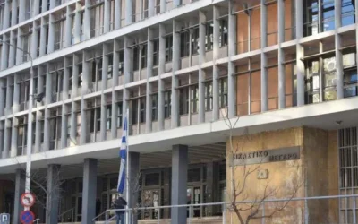 Δολοφονία στην Καλαμαριά: Παραδόθηκε ο 19χρονος φίλος του θύματος – Στα δικαστήρια την ώρα της κηδείας