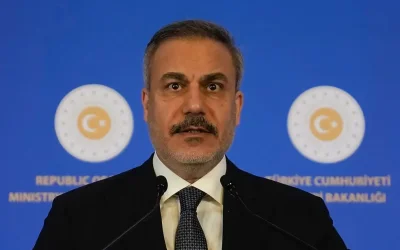 Χακάν Φιντάν: Ο Τούρκος ΥΠΕΞ διαβάζει για την αρχαία Ελλάδα σε πτήση