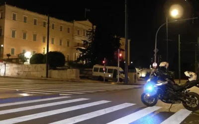 Τροχαίο μπροστά στην Βουλή με νεκρό 63χρονο. Αστυνομικός συνελήφθη για «ανθρωποκτονία από αμέλεια»
