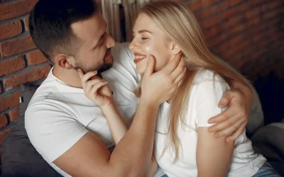 Date Night Ideas: Δημιουργικοί τρόποι για να κρατήσετε τη σπίθα ζωντανή χωρίς να βγείτε από το σπίτι