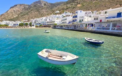 Το ελληνικό νησί που κλέβει τις καρδιές και σαρώνει σε κρατήσεις