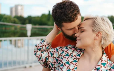 Σημάδια που αποκαλύπτουν ότι αναζητάς επιβεβαίωση και όχι αληθινή σύνδεση: 5 ενδείξεις