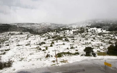 Χειμώνας στην καρδιά του Μαΐου: Χιόνια στην Πάρνηθα και την Ηπειρωτική Ελλάδα