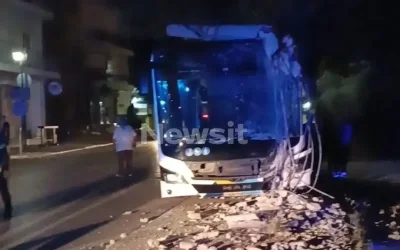 Βίντεο από τροχαίο στα Άνω Λιόσια: Αστικό λεωφορείο καρφώθηκε σε κολόνα της ΔΕΗ – Τρεις τραυματίες