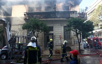 Φωτιά σε διαμέρισμα στην Καλλιθέα: Ηλικιωμένη τραυματίζεται προσπαθώντας να σωθεί