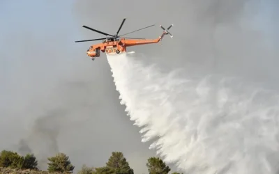 Φωτιά τώρα σε Σπάτα και Βοιωτία - Επιχειρούν εναέρια μέσα. Μήνυμα από το 112