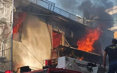 Συναγερμός στην Καλλιθέα: Μεγάλη φωτιά σε διώροφο κτίριο – Ισχυρές δυνάμεις της Πυροσβεστικής στο σημείο
