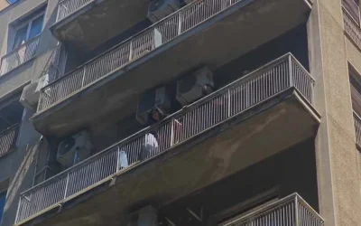 Ομόνοια: Έκρηξη σε ηλεκτρικό πατίνι προκάλεσε τη φωτιά στο ξενοδοχείο – Ένας διασωληνωμένος και δύο τραυματίες