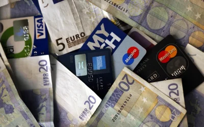 Πώς η ΑΑΔΕ θα παρακολουθεί σε πραγματικό χρόνο καταθέσεις και κάρτες το 2026