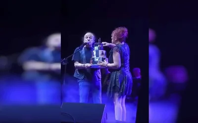 Γενέθλια στη σκηνή: Η τρυφερή έκπληξη της Ελένης Ράντου στον Βασίλη Παπακωνσταντίνου στο Θέατρο Βράχων