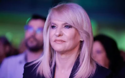 Δημοκράτες: Παραιτήθηκε η Θεοδώρα Τζάκρη καταγγέλλοντας δεξιά απόκλιση – Εγώ της τη ζήτησα, απαντά ο Στέφανος Κασσελάκης