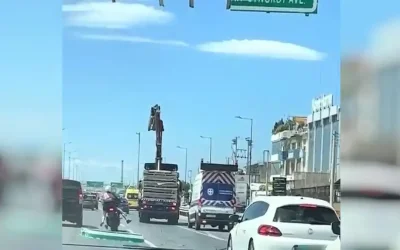 Κηφισός: Γερανοφόρο με σηκωμένο βραχίονα ξήλωσε πινακίδα – Από θαύμα σώθηκαν δύο αναβάτες μοτοσικλέτας