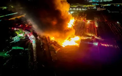Πυρκαγιά σε εταιρεία ανακύκλωσης στο στο Κιλελέρ Λάρισας: Ολονύχτια μάχη με τις φλόγες