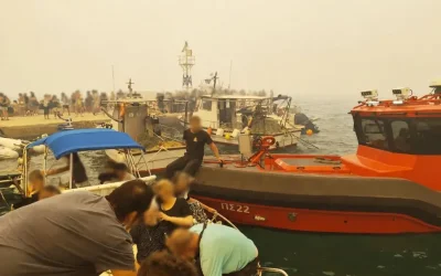 Πύρινη κόλαση στη Βοιωτία: Κάηκαν σπίτια, εκκένωση και κοσμοσυρροή στο Πόρτο Γερμενό