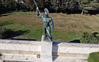 Αμερικανίδα τουρίστρια παρασύρθηκε από ΙΧ στις Θερμοπύλες. Ήθελε να δει από κοντά το άγαλμα του Λεωνίδα