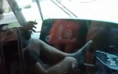 Απίστευτο περιστατικό με οδηγό τραμ: Πόδια στο χειριστήριο και τσιγάρο στο χέρι