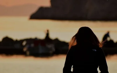 Συναισθηματική παραμέληση στην παιδική ηλικία: Πέντε μύθοι που κρύβουν μια αόρατη πληγή