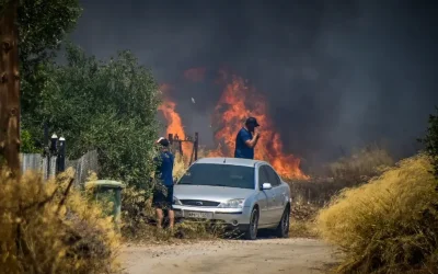 Ανεξέλεγκτη φωτιά στην Αργολίδα: Κάηκαν σπίτια στο Φίχτι – Επανειλημμένες εκκενώσεις χωριών