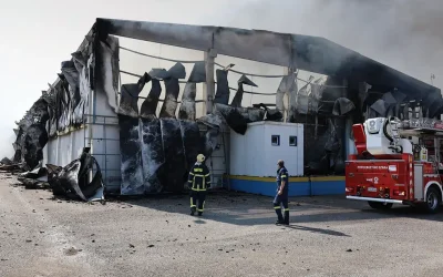 Μεγάλη φωτιά σε εργοστάσιο στον Ασπρόπυργο: Οκτώ τραυματίες, φόβοι για διαρροή προπανίου