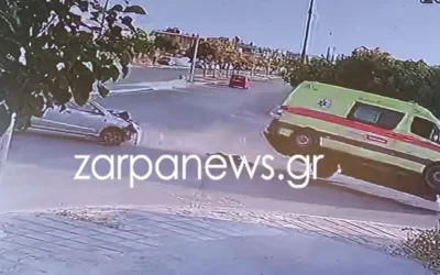 Ανατριχιαστικό βίντεο από το τροχαίο στην Κρήτη: Η στιγμή που τουμπάρει το ασθενοφόρο