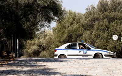 Αιματηρή καταδίωξη στο Άργος: Οδηγός εμβόλισε περιπολικά και τραυματίστηκε από αστυνομικά πυρά