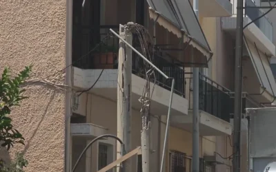 Ίλιον: Φορτηγό μετακόμισης έσπασε κολώνα του ΔΕΔΔΗΕ στη μέση – Διακοπή κυκλοφορίας στην οδό Δεσποτάτου Μυστρά