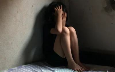 Με βίαζε ο μπαμπάς μου από την ηλικία των 4 ετών: Η συγκλονιστική μαρτυρία της Έβι Μέι