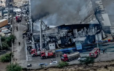 Φωτιά στον Ασπρόπυργο: 11 τραυματίες, τρεις διασωληνωμένοι και καταγγελίες για ανύπαρκτα μέτρα ασφαλείας