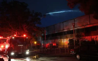 Περιορίστηκε η φωτιά στο παλιό κτίριο του Μπάντμιντον στο Γουδή – Μήνυμα του 112 για τους καπνούς