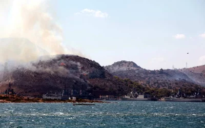 Σαλαμίνα: Μεγάλη φωτιά στα Σελίνια – Μηνύματα του 112 για εκκένωση οικισμών