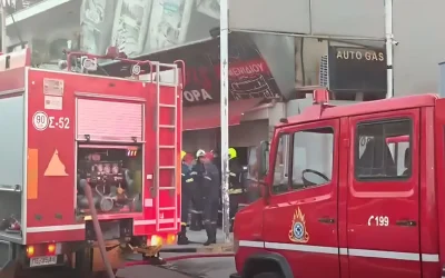 Φωτιά στο Μενίδι: Κατάστημα «φλέγεται». Διακοπή της κυκλοφορίας στη Λεωφόρο Δημοκρατίας
