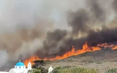 Μαίνεται η μεγάλη φωτιά στην Πάρο: Μάχη με τις διάσπαρτες εστίες. Εκκενώθηκαν εννέα οικισμοί,