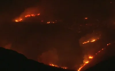 Πύρινος εφιάλτης στην Πάρο: «Ολονύχτια μάχη» με τις φλόγες και εκκενώσεις μέσω 112