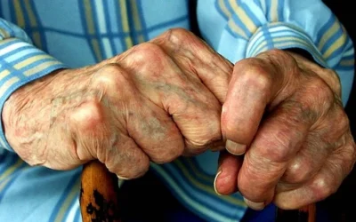 Οι άνθρωποι ζουν περισσότερο, αλλά αντιμετωπίζουν περισσότερα προβλήματα υγείας: Τα στοιχεία για την Ελλάδα