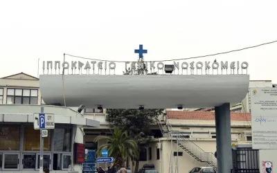 Ιπποκράτειο: Τραυματιοφορέας αρνήθηκε να δώσει αναπηρικό αμαξίδιο για τη μεταφορά ηλικιωμένου