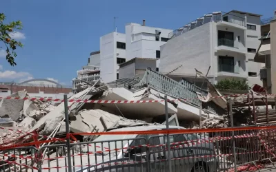 Πέντε ημέρες από την κατάρρευση πολυκατοικίας στα Πετράλωνα: Αναπάντητα ερωτήματα, εκκενώσεις και αγωνία για τους κατοίκους