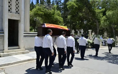 Πολύχρωμο 'Pride' στο Α’ Νεκροταφείο: Το τελευταίο αντίο στην Πάολα Ρεβενιώτη