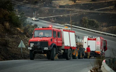 Θλίψη στην Κρήτη στις κηδείες των δύο πυροσβεστών που έχασαν τη ζωή τους στο νότιο Ρέθυμνο