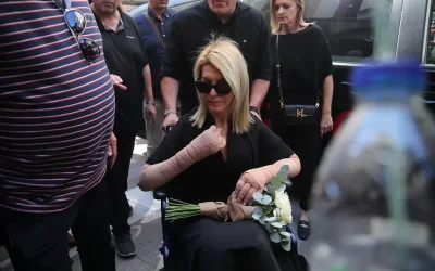 Θρήνος στην κηδεία της Βάγιας Νέστορα: Παρούσα η κόρη της Αφροδίτη σε αμαξίδιο