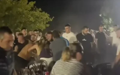 Σκηνές χάους σε πανηγύρι με τη Γωγώ Τσαμπά: Άγριο ξύλο ενώ τραγουδάει «Πω πω πω, θα τρελαθώ»