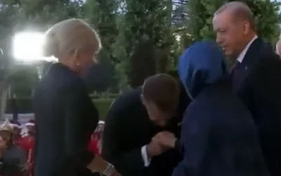Αμήχανη στιγμή Μακρόν – Ερντογάν στη Σύνοδο Κορυφής του ΝΑΤΟ: Το χειροφίλημα που δεν ολοκληρώθηκε