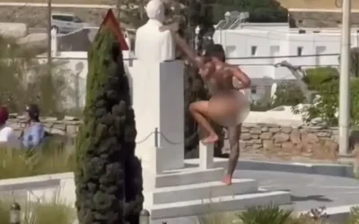 Μύκονος: Εκατομμυριούχος influencer πόζαρε γυμνός μπροστά στο άγαλμα του Καραμανλή