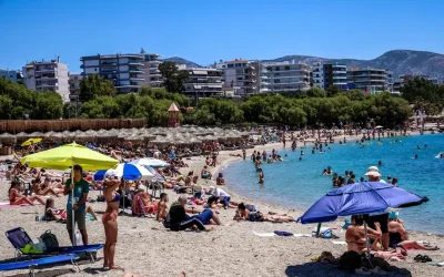 SOS για τους λουόμενους: Η «μαύρη λίστα» με τις ακατάλληλες παραλίες της Αττικής