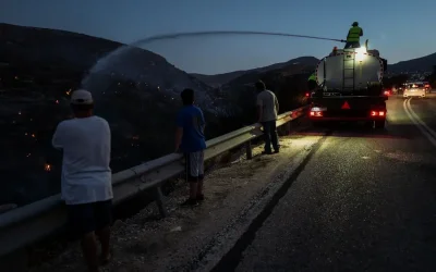 Ολονύχτια μάχη με τις αναζωπυρώσεις στην Πάρο: Καταστροφές και εκκενώσεις