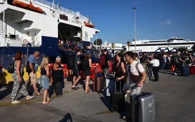 Μεγάλη φυγή εκδρομέων: Γεμάτα πλοία και μποτιλιάρισμα στις εθνικές οδούς