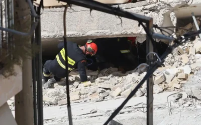Ανησυχία στα Πετράλωνα: Έλεγχοι και στα γειτονικά κτίρια μετά την κατάρρευση