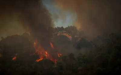Πύρινη κόλαση στο Ρέθυμνο: Δύο νεκροί πυροσβέστες και εκκένωση στην Αγία Γαλήνη