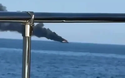 Φωτιά σε ταχύπλοο στη Βουλιαγμένη: Συναγερμός στην Πυροσβεστική