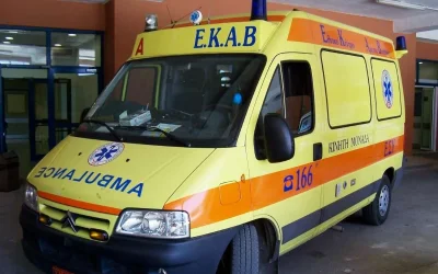 Χανιά: Βίντεο από το σοκαριστικό τροχαίο με ανατροπή ασθενοφόρου έξω από το νοσοκομείο – Κατέληξε ο 53χρονος που μεταφερόταν με έμφραγμα